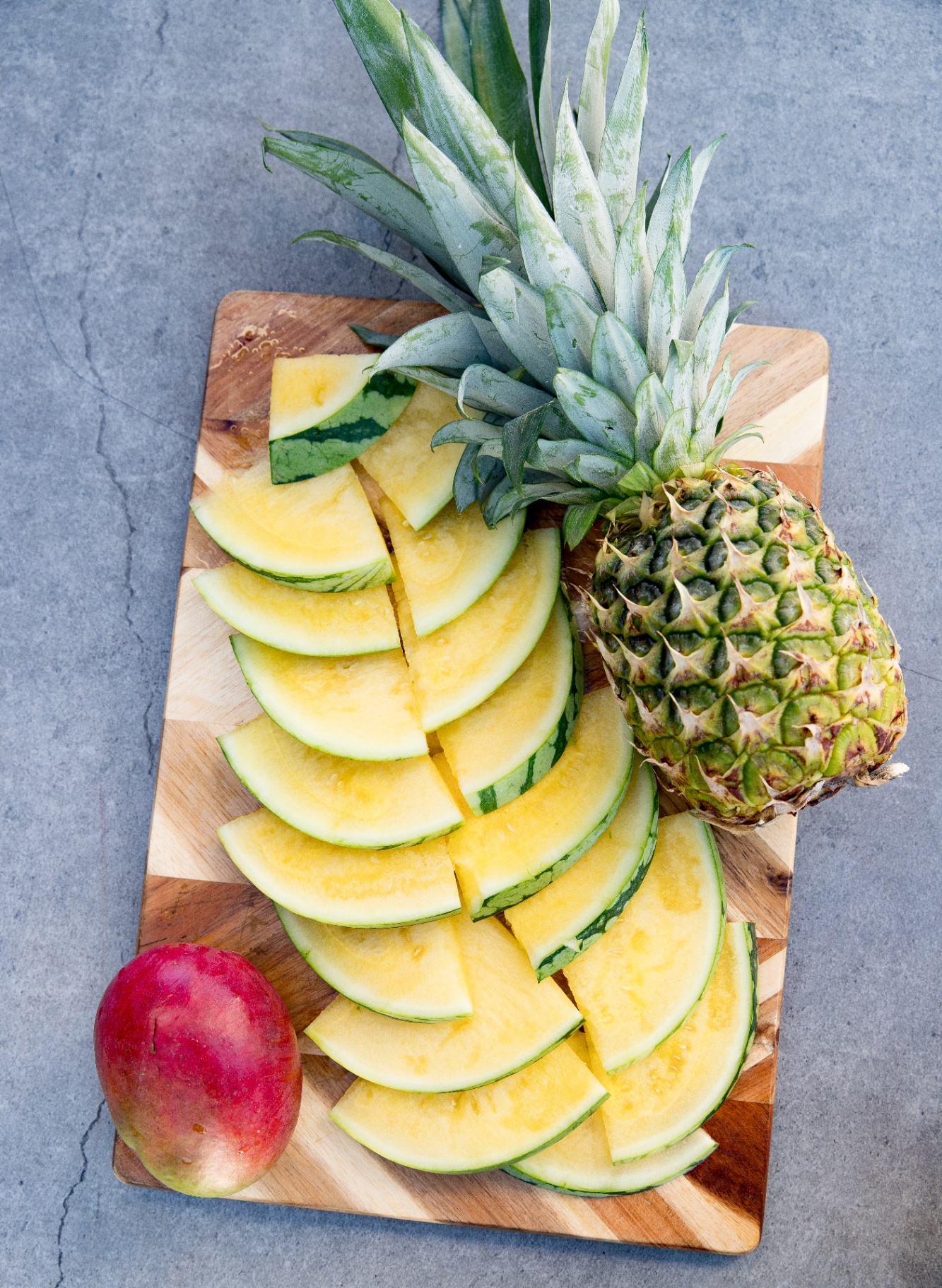 Münlight — fruit board still life