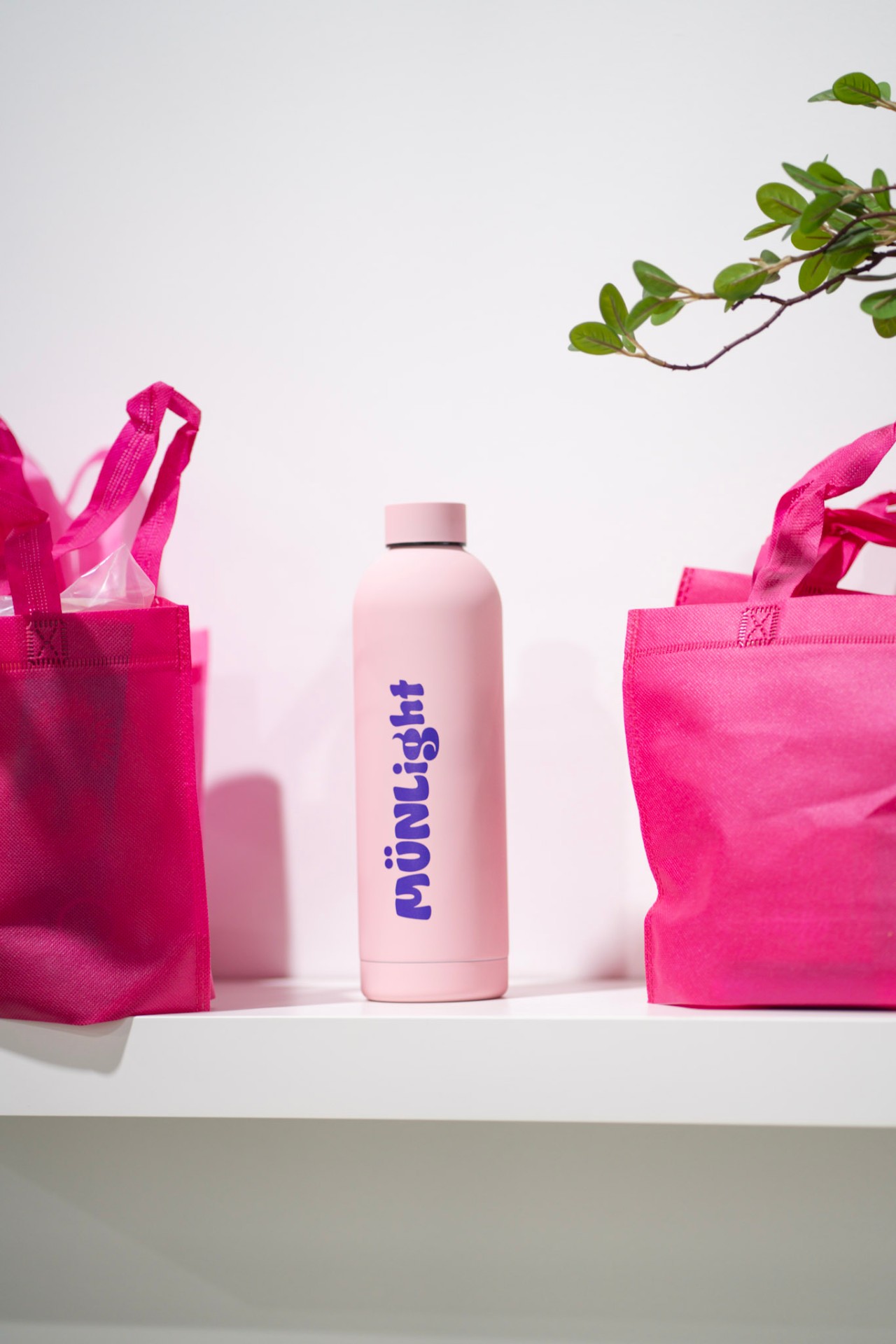 Münlight — pink bottle with totes